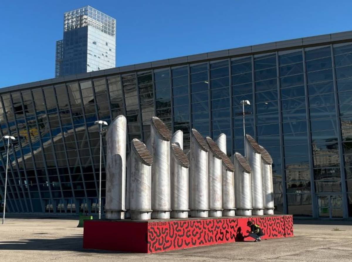 I Noodles di John Blond trasformano l’Oval: Expocasa 2025 inaugura la sua nuova era tra arte urbana e design